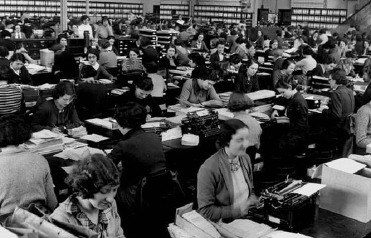 Traditional organizational hierarchy is soon history - The end of management