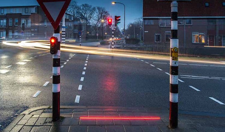 Time has come to save smartphone users from themselves - red traffic light Time has come to save smartphone users from themselves - red traffic light